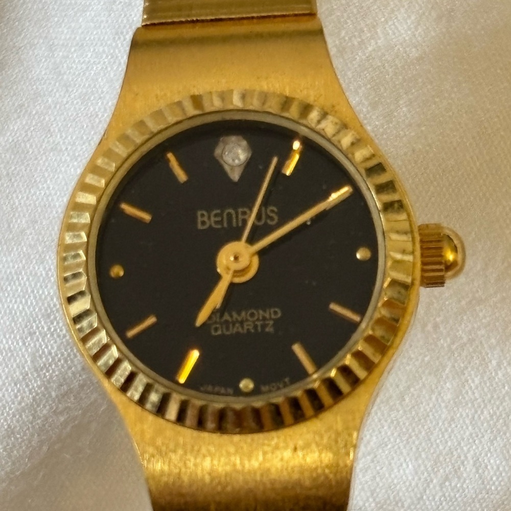 Luxurious Vintage color Gold Women's Watch with Black Dial - Picture 3 of 4